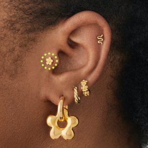 Alternative view of Daisy Flower Stud